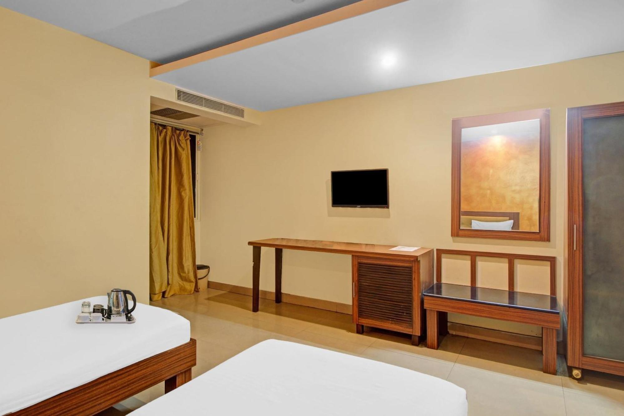 Townhouse The Grand Plaza Hotel Хидерабад Екстериор снимка