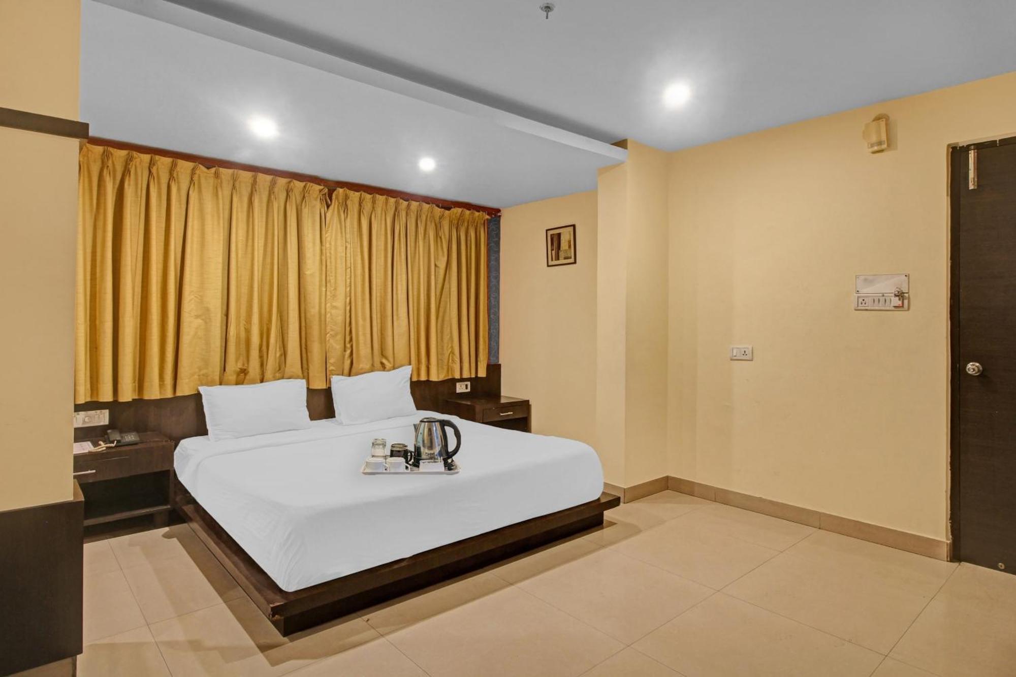 Townhouse The Grand Plaza Hotel Хидерабад Екстериор снимка