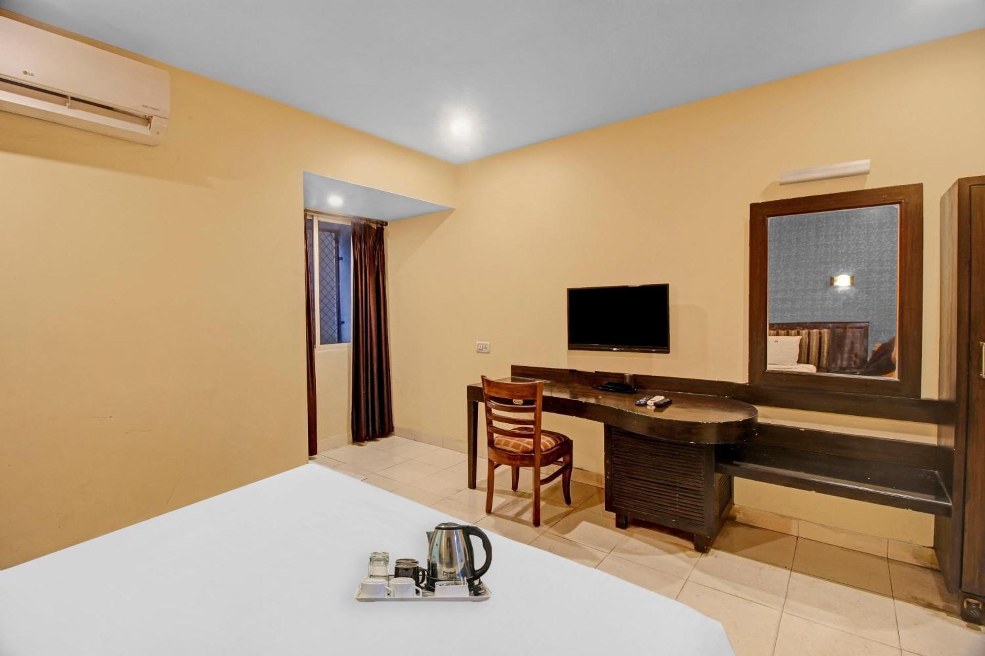 Townhouse The Grand Plaza Hotel Хидерабад Екстериор снимка