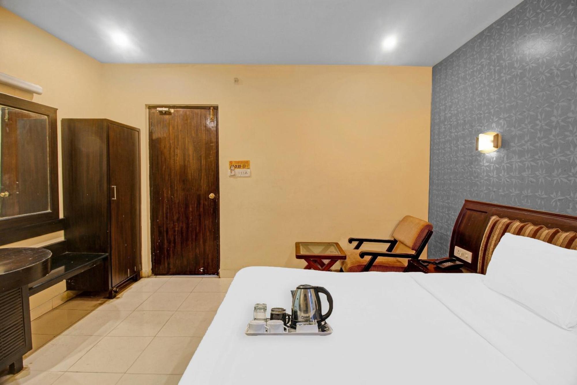 Townhouse The Grand Plaza Hotel Хидерабад Екстериор снимка