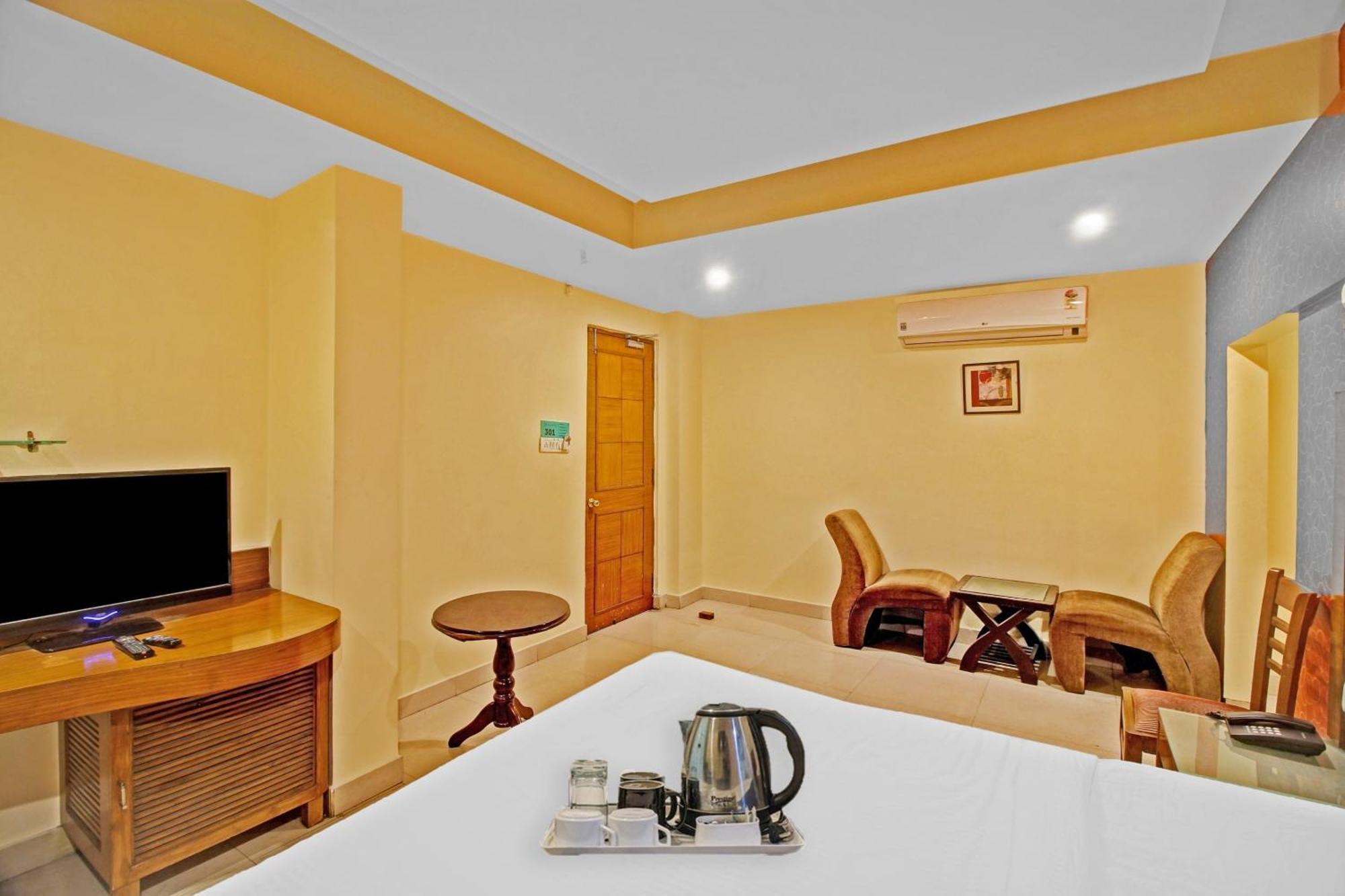 Townhouse The Grand Plaza Hotel Хидерабад Екстериор снимка