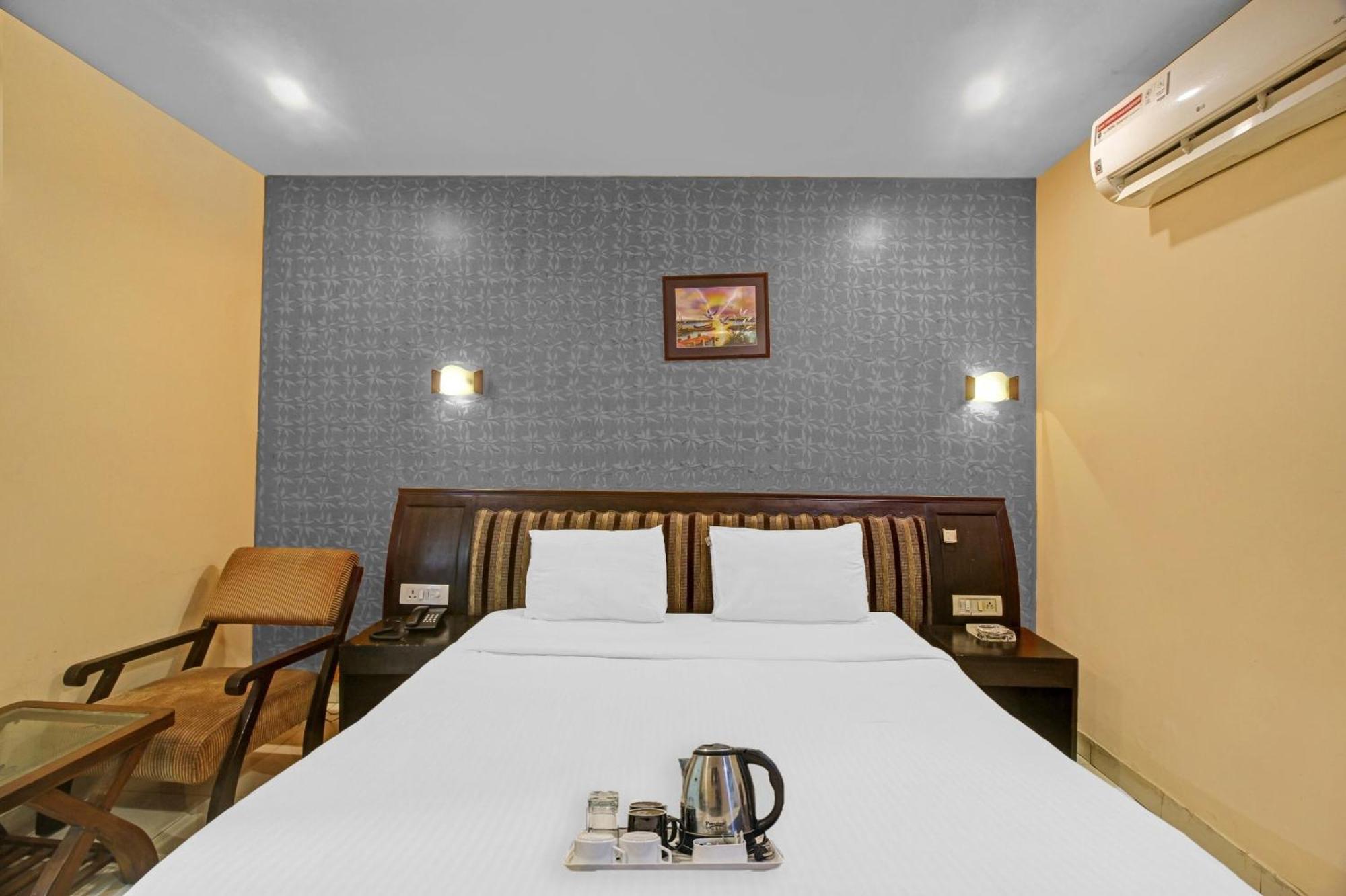 Townhouse The Grand Plaza Hotel Хидерабад Екстериор снимка