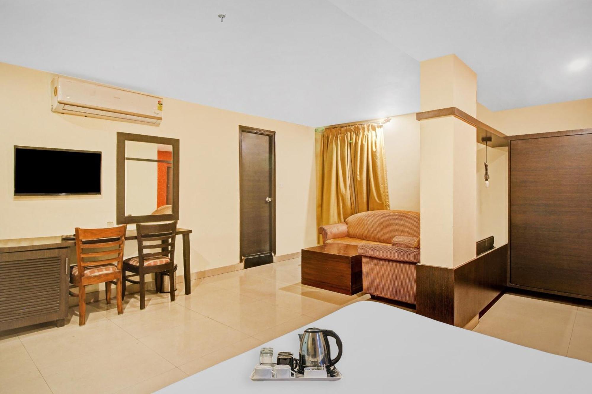 Townhouse The Grand Plaza Hotel Хидерабад Екстериор снимка