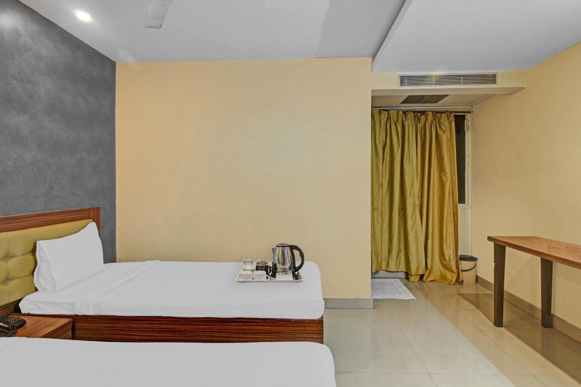 Townhouse The Grand Plaza Hotel Хидерабад Екстериор снимка